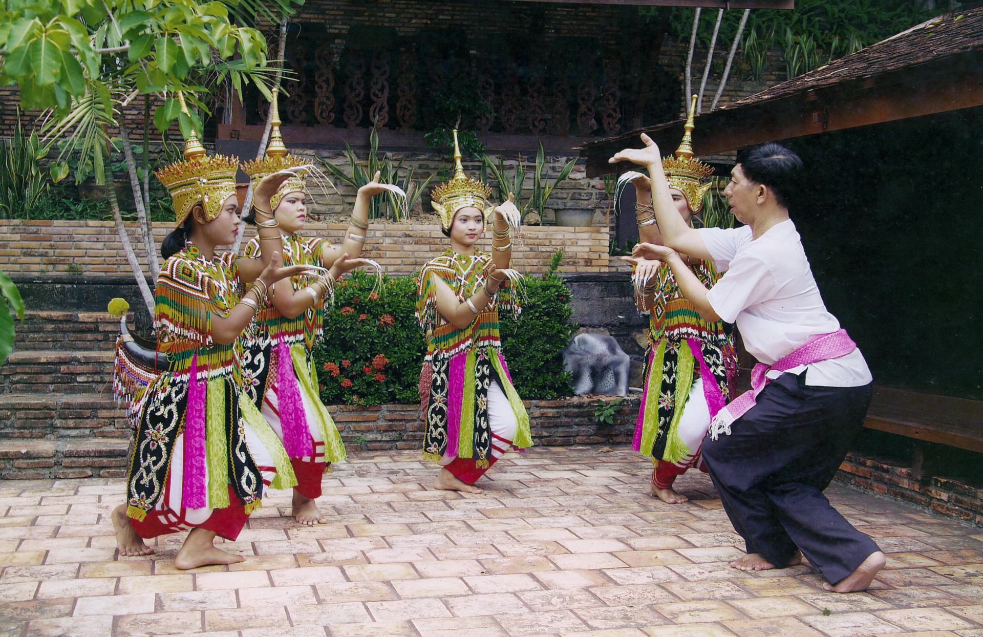 Nora Master Thummanit Nikomrat teaches dance movement “Yok Sung Samoe Na” to students from Maha Wachirawut at the Institute for Southern Thai Studies, Thaksin University.